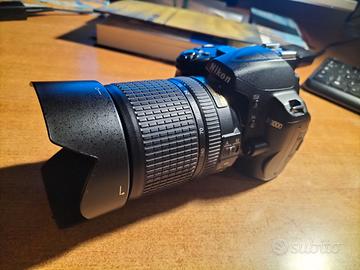 Nikon D3000 in kit con obiettivo Nikon 18-140