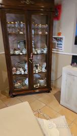 Vetrina in legno da salone