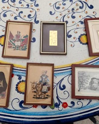 Set di sei piccole cornici decorative con disegni.