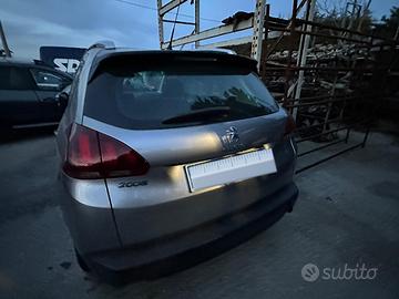 Peugeot 2008 anno 2015 per pezzi di ricambio