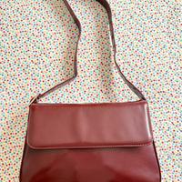 Borsa bordeaux con tracolla