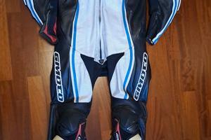 Tuta e pantaloni in pelle