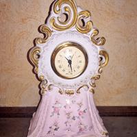 Orologio da tavolo in ceramica dipinto a mano.