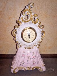 Orologio da tavolo in ceramica dipinto a mano.