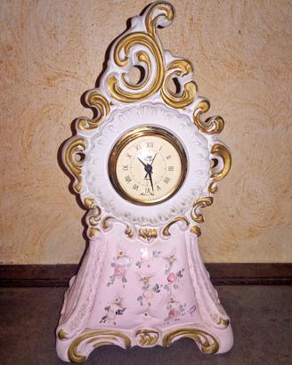 Orologio da tavolo in ceramica dipinto a mano.