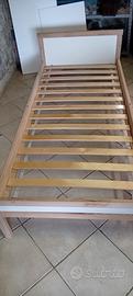 Lettino con doghe in legno per bambini