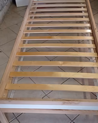 Lettino con doghe in legno per bambini