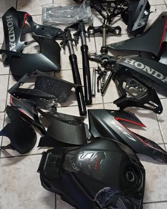 pezzi moto  danneggiati ,non  uso per circolare 