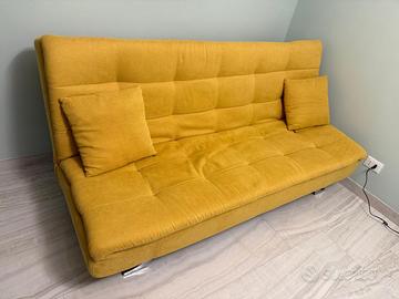 Divano letto con cuscini
