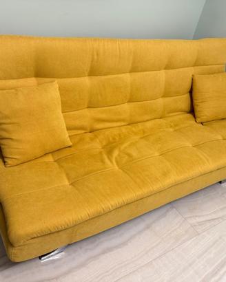 Divano letto con cuscini