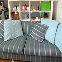 Divano azzurro 4 posti + puff e cuscini