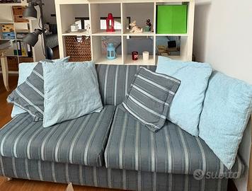Divano azzurro 4 posti + puff e cuscini