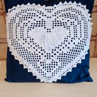 cuscino con  cuore fatto ad uncinetto 