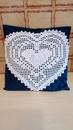 cuscino con  cuore fatto ad uncinetto 
