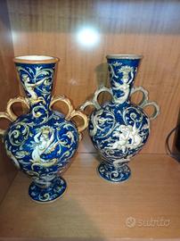 2 anfore a doppia ansa. una delle due è crepata