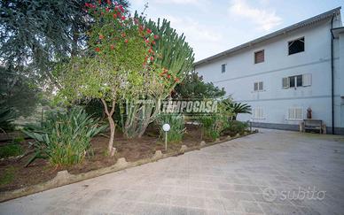 Proprietà con Villa su tre piani con 700 mq di spa