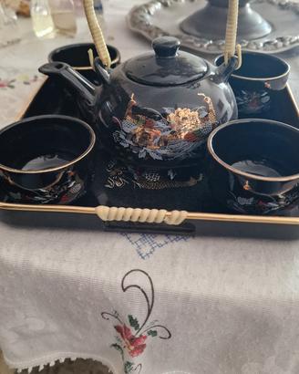teiera e tazze porcellana giapponese