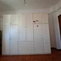 Cameretta completa di letto e comodino.