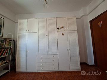 Cameretta completa di letto e comodino.