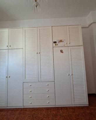 Cameretta completa di letto e comodino.