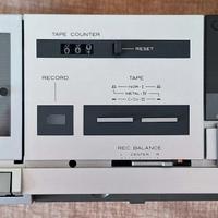 Hitachi D E-12 piastra stereo a cassette.
