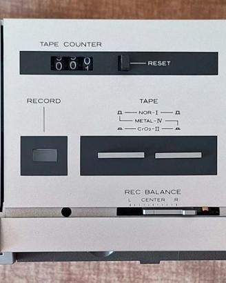 Hitachi D E-12 piastra stereo a cassette.