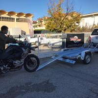 Rimorchio porta moto a 3 corsie con rampa