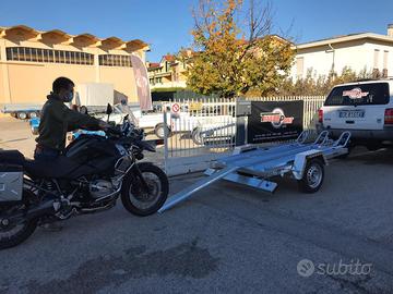 Rimorchio porta moto a 3 corsie con rampa