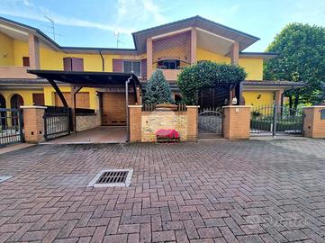VILLA A SCHIERA CENTRALE A BORGO VIRGILIO