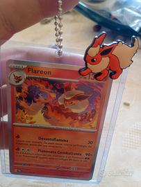 portachiavi o segnalibro con carta Pokémon 
