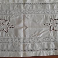 Centrotavola ricamato a mano