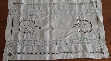 Centrotavola ricamato a mano