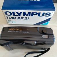 macchina fotografica Olympus a rullino
