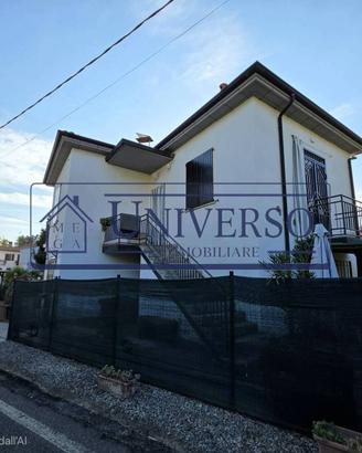 Villa di 106 m² con 5 locali e box auto a Casteggi