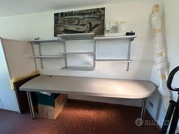 Scrivania con mensole