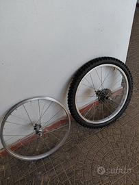 DUE RUOTE BICI DA 20 UNA COMPLETA E UN CERCHIONE.