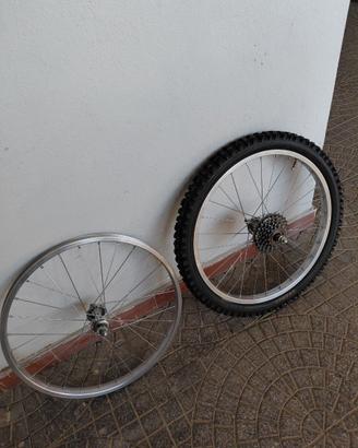 DUE RUOTE BICI DA 20 UNA COMPLETA E UN CERCHIONE.