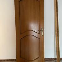 Porte interne marroni tamburate comprese di telai