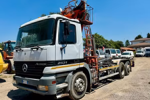 MERCEDES ACTROS 2531 SCARRABILE + GRU 6x2