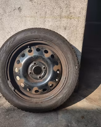 pneumatici completi di cerchi Nissan Micra k12