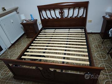 Letto e comodini in legno massiccio 
