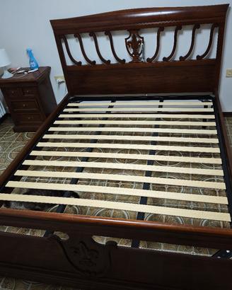 Letto e comodini in legno massiccio 
