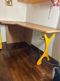 scrivania arancione con sedia abbinata