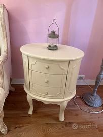 Comodino shabby chic bianco bombato con cassetto