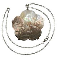 Collana in acciaio inox e fiore in madreperla