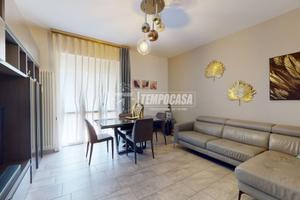 QUADRILOCALE COMPLETAMENTE RISTRUTTURATO IN PALAZZ