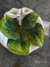 Piatto ceramica con motivo floreale tridimensional