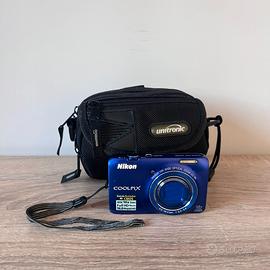 Nikon Coolpix S6300, colore blu, con accessori