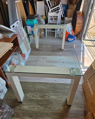 tavolo in vetro con sedie