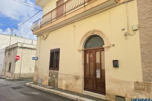 INDIPENDENTE AL PIANO TERRA CON CANTINA E BOX
